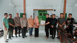 Kapolres Jombang Salurkan Bansos kepada Warga dan Guru Yang Mengajar di Pelosok Hutan