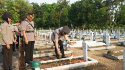 Ziarah dan Tabur Bunga di TMP Kesenden, Polres Cirebon Kota Hormati Jasa Pahlawan