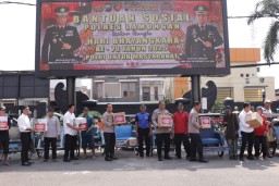 Polres Lamongan Berbagi Sembako untuk Abang Becak di Hari Bhayangkara ke-79
