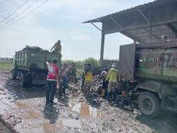 Pemerintah desa Cisaat dan Warga Cisaat Bersama DLH Kabupaten Cirebon Peduli Kebersihan