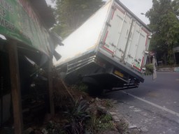 Akibat Ban Pecah Truck Box Serempet Warung di Karangjati, Tidak Ada Korban Jiwa