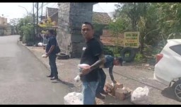 Jumat Berkah, Komando Patas TV Bagikan Bingkisan di Perbatasan Gresik-Mojokerto