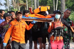 Tim SAR Gabungan Evakuasi 27 Penumpang Korban KMP Tunu Pratama Jaya Tenggelam Di Perairan Selat Bali