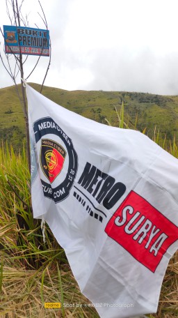 Metrosurya.com Semakin Berkibar, Kibarkan Bendera bersama Komunitas U-50 di Puncak Bukit Premium Pasuruan