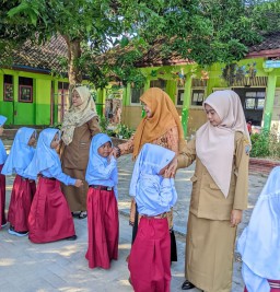 SDN 2 Babaktulung Gelar Upacara dan MPLS, Selingi Perpisahan Guru Purna Tugas