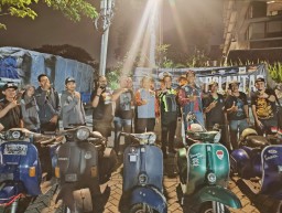 Cangkrukan Satlantas Polres Tanjung Perak Bersama Komunitas Vespa, Pererat Hubungan dan Sosialisasi