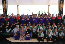 Bupati Warsubi Lepas Kontingen PORSENI Madrasah Jombang Menuju Jember