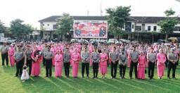 Kapolres Jombang Pimpin Upacara Kenaikan Pangkat Anggotanya