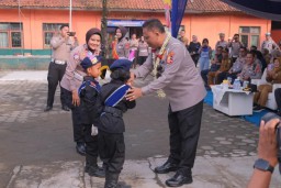 Kakorlantas Polri Berikan Penghargaan ke Polisi Cilik Tunas Bhayangkara Polda Jabar di Subang