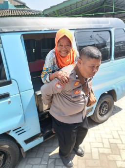 Bhabinkamtibmas Karangreja Antar Warga Sakit dan Salurkan Bantuan Sosial