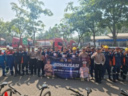 Ops Patuh Semeru 2025: Polres Tanjung Perak Sosialisasi Tertib Lalu Lintas di Patra Niaga Depo Pertamina.