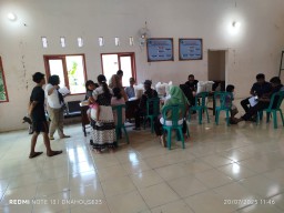 Pembagian Beras BULOG Kepada Warga Masyarakat Desa Cikulak Kidul Yang Layak Menerima Bantuan