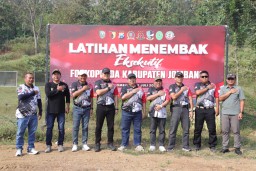 Jelang HUT RI ke 80,Forkopimda Jombang Gelar Latihan Menembak Bersama