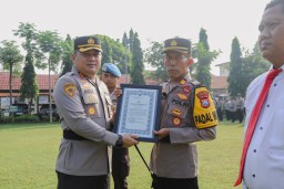 Bentuk Apresiasi, Kapolres Jombang Berikan Penghargaan kepada 10 Anggota Berprestasi