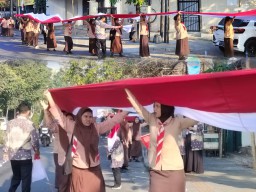 SMKN 8 Surabaya Bentangkan Bendera Merah Putih Sepanjang 1,5 Km Rayakan HUT RI ke-80