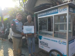 YBM PLN UIP JBTB Salurkan Gerobak Cahaya dan Modal Usaha: Terang Usaha, Terang Asa