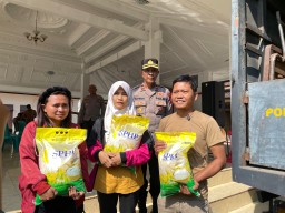 Polres Blitar Dukung Gerakan Pangan Murah, Gelar Bazar Salurkan Beras SPHP untuk Masyarakat