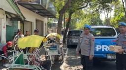 Giat Sosial : Patroli Dialogis Polresta Banyuwangi Sambil Berbagi Nasi Untuk Abang Becak