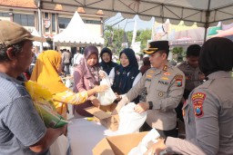 Sediakan 30 Ton Beras: Gerakan Pangan Murah Polres Bojonegoro Disambut Antusias Warga