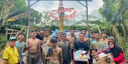 Lomba Panjat Pisang Meriahkan HUT ke-80 RI di Desa Sulang