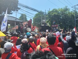 Mahasiswa BEM SI Geruduk Polda Jatim, Desak Keadilan untuk Affan Kurniawan