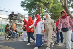 Meriahkan HUT RI, Pembina DWP Jombang Lepas Jalan Sehat Disdikbud
