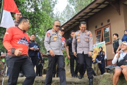 Kapolda Jabar Naik Gunung Ciremai, Turun di Majalengka Dikawal Ketat Polres Majalengka