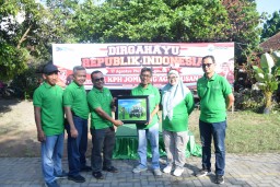 KPH Perhutani Jombang Gelar Lomba Agustusan, Berikan Cinderamata kepada Purna Tugas Karyawan