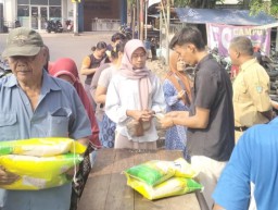 Ribuan Warga Antusias Serbu Pasar Murah yang Digelar Disdagrin dan Perum Bulog