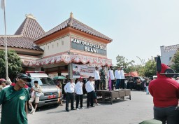 Sambut Karnaval HUT RI Ke-80, Ribuan Warga Penuhi Jalan Desa Blawi