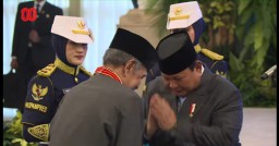 KH. Abdul Ghofur Terima Penghargaan Bintang Mahaputra Utama dari Presiden Prabowo