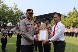 Polres Kendal Beri Penghargaan Anggota Berprestasi