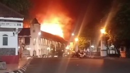 Api Muncul Dini Hari, Restoran Sego Bancakan di Kota Lama Semarang Kebakaran