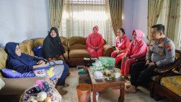 Kapolres Jombang dan Ketua Bhayangkari Cabang Lakukan Anjangsana dalam Rangka Hari Kesatuan Gerak Bhayangkari ke-73