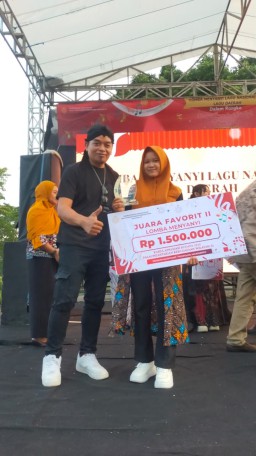 Nurfa Diyah, Siswi MAN 7 Jombang Kelas 12 B Raih Juara Favorit 2 Lomba Menyanyi Karya Budaya 2025