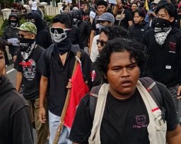 Unjuk Rasa Mahasiswa Di Mapolres Kuningan Ricuh, 1 Polisi Terluka Parah!