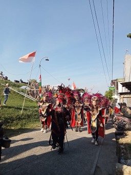 Desa Kebalanpelang Kecamatan Babat Gelar Karnaval Budaya  Peringati HUT RI ke 80