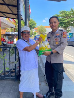 Ditbinmas Polda Bali Gelar program Stabilisasi Pasokan Harga Pangan (SPHP) 200 Sak Tersalurkan