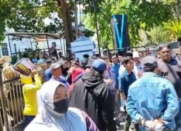 Demokrasi Terciderai! Aksi Demo SMP-MP Surabaya Dapat Penghadangan OTK
