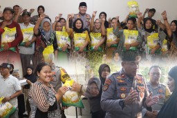 Polres Pelabuhan Tanjung Perak Gelar Baksos Bagikan 150 Paket Beras SPHP untuk Warga PB Cantikan