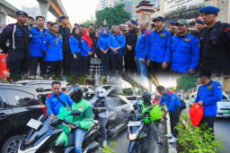 Giat Baksos: Buruh KSPSI dan Polri Bagikan Ratusan Paket Sembako kepada Warga di Jalan Trunojoyo