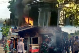 Kebakaran Ruko Di Desa Blajo Lalap Satu Rumah, Muspika Sigap Ke Lokasi