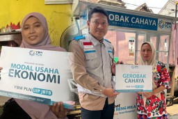 YBM PLN UIP JBTB Rayakan Milad ke-19 dengan Bagi Gerobak dan Modal UMKM