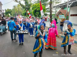 Drumband SD Negeri Pulolor 3 Jombang Hentak Semangat HUT ke-80 RI, Maskot Ikonik Curi Perhatian