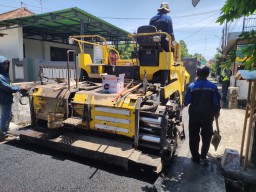 Dinas Perkim Jombang Tangani Kawasan Kumuh dengan Pembangunan Hotmix di Desa Mancar