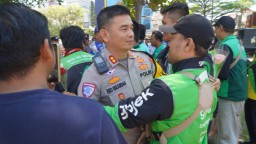Komunitas Ojol Cirebon Gelar Aksi Simpatik, Bagikan Bunga Mawar untuk TNI-Polri