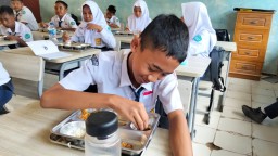 MBG Pertama kali Di SMPN 6 Tanpa minuman Susu