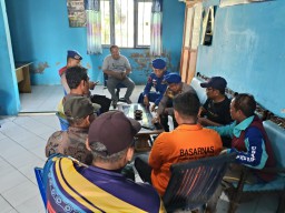 Satpolairud Polres Lamongan Evakuasi Nelayan Korban Laka Laut di Perairan Paciran