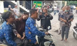 Diduga Keracunan Usai Konsumsi Makanan Paket MBG Siswa SMAN 2 Lamongan Dibopong Ke UGD