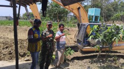 Koramil 02/Kaliori Bersama Pemdes Kuangsan Normalisasi Sungai Sepanjang 1,5 Km Sambut HUT TNI ke-80